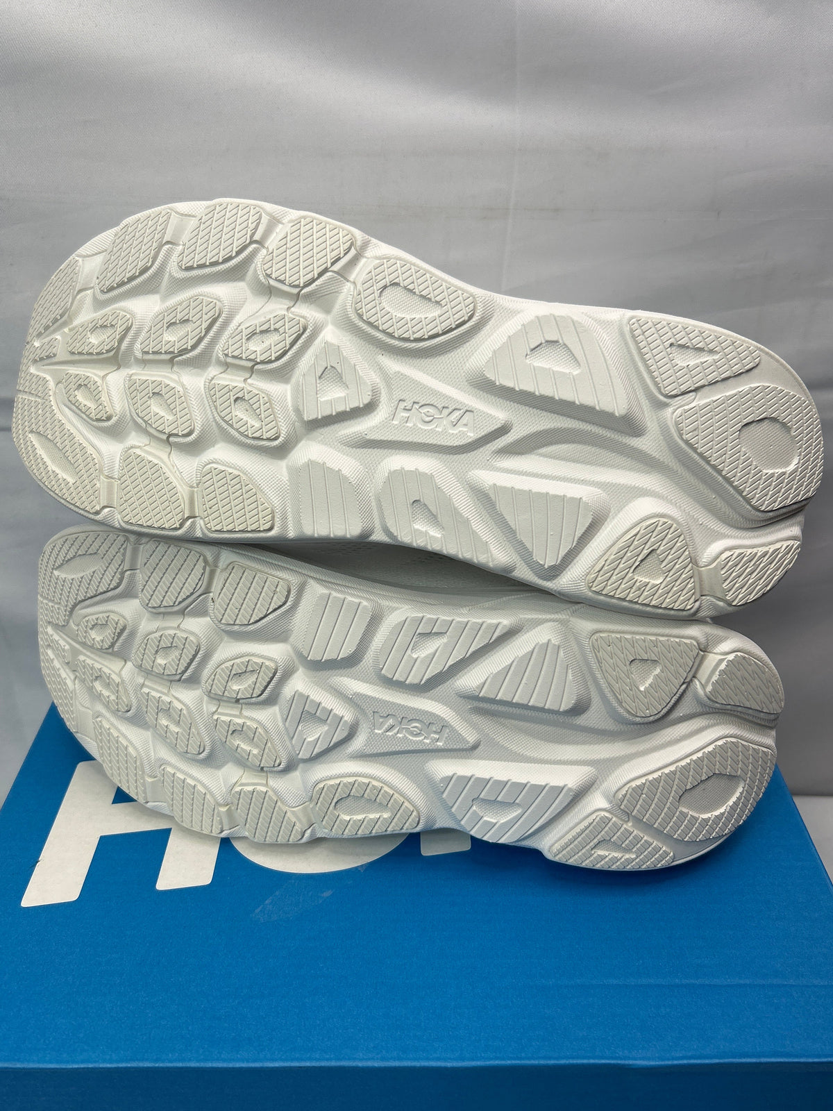 HOKA Men’s Clifton 10 WWH Size 9D *New